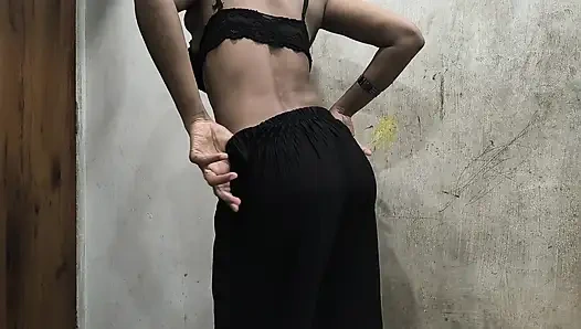 Horney Desi evli kadın Taniya Sharma vibratatörle mastürbasyon yapıyor ve kullanıyor