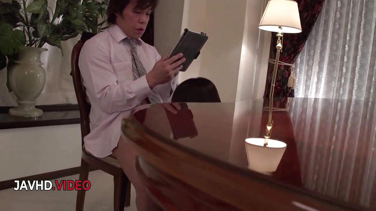 Uwodzicielska azjatycka robota Nanami Hirose przed intensywnym seksem sąsiada