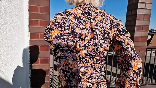 Стеклянный анальный дилдо на крыше - часть 2