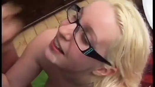 Pelacur seksi kulit putih dengan kacamata dan kawat gigi nyepong kontol besar dan dicrot di muka