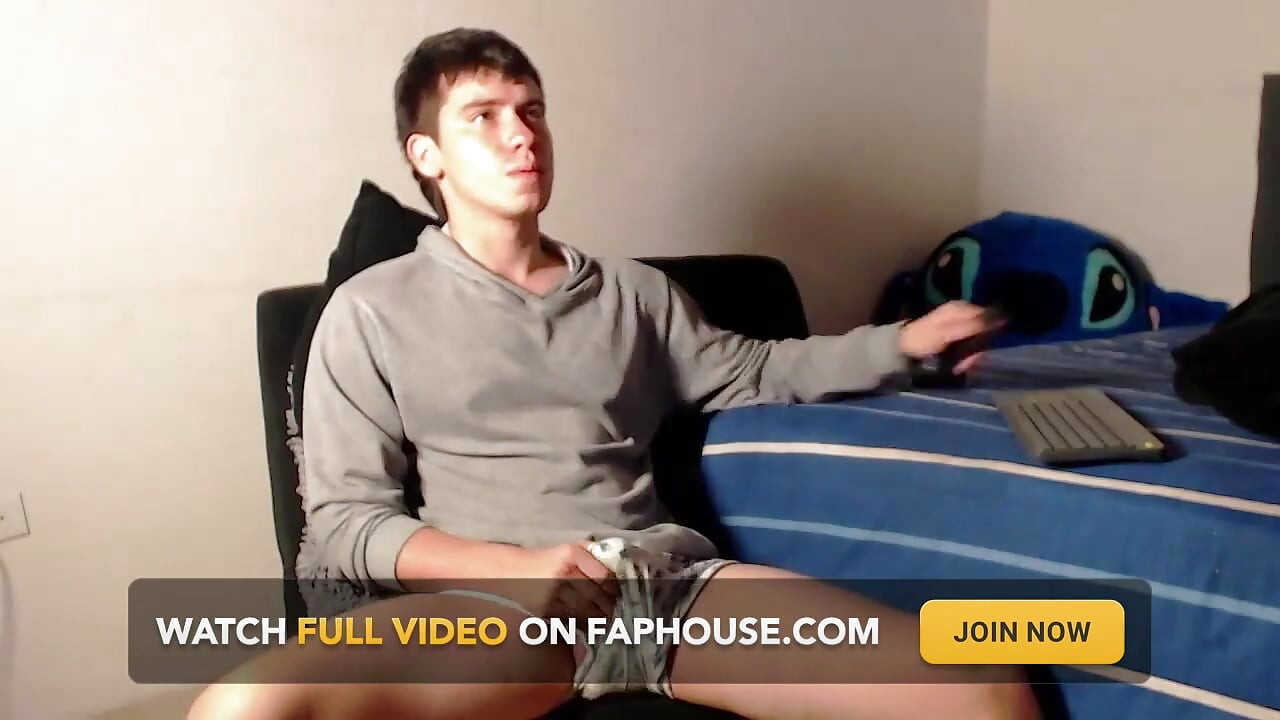 Cewek semok latino dengan kontol besar 18 cm