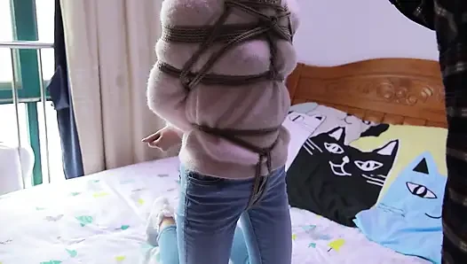 Hui13 - the Constraint of Skinny Jeans and White Socks