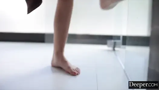 Daha derine. Kenna ve Lilly ateşli üçlü sekste kendilerini videoya çekiyor