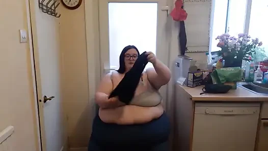 SSBBW probiert neuen bikinis fetten baucharsch an