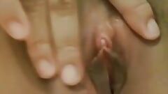 Minha namorada me envia vídeo se masturbando e tendo um esguicho intenso