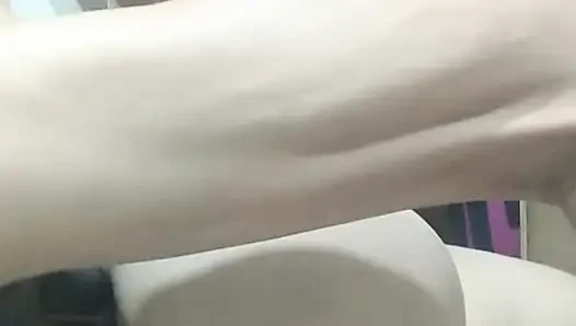 Suara muncul saat muncrat ke memeknya