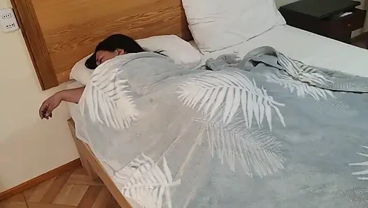 Üvey oğul üvey annesini tek başına sikiyor