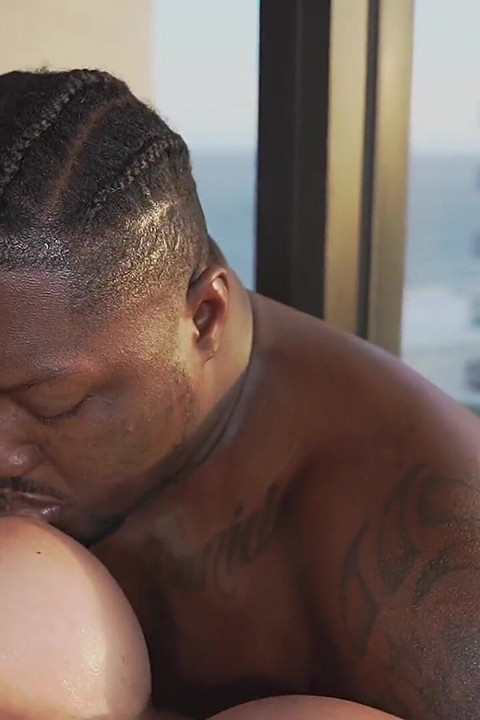 Semaj Media Thick MILF PAWG Heidi Nite は裸でオイルでこすりつけられるのが大好きでした