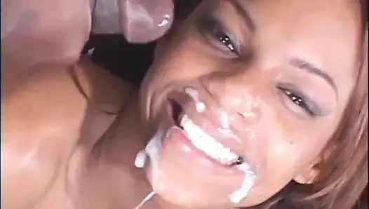 Seksi siyah minyon göt yatak odasında sikişiyor... ağzına boşalma