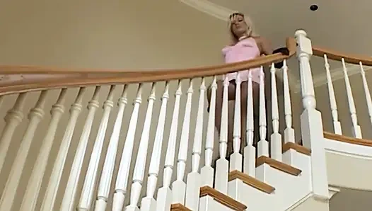 Гэнгбэнг-шлюшку растягивают многократные пульсирующие члены