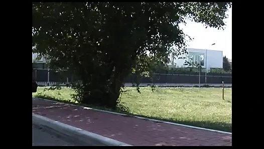 Ateşli İtalyan orta yaşlı seksi kadın tecrübesiz bir çocuğa nasıl sikişilir öğretiyor