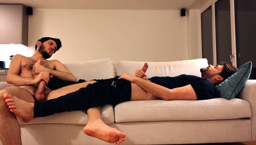 Massageando os pés bonitos do meu amigo e se masturbando juntos