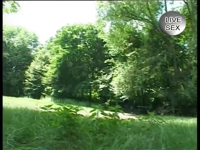 Îi place să se masturbeze în aer liber