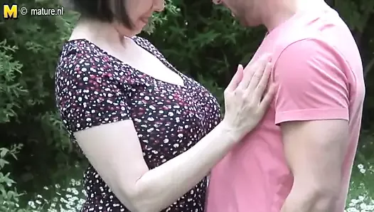 Британская мама с большой грудью трахает не своего пасынка