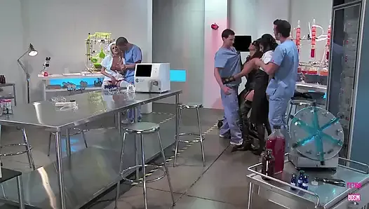 Бэтгерл показано в офисе врачей, а затем все они занимаются групповом сексом