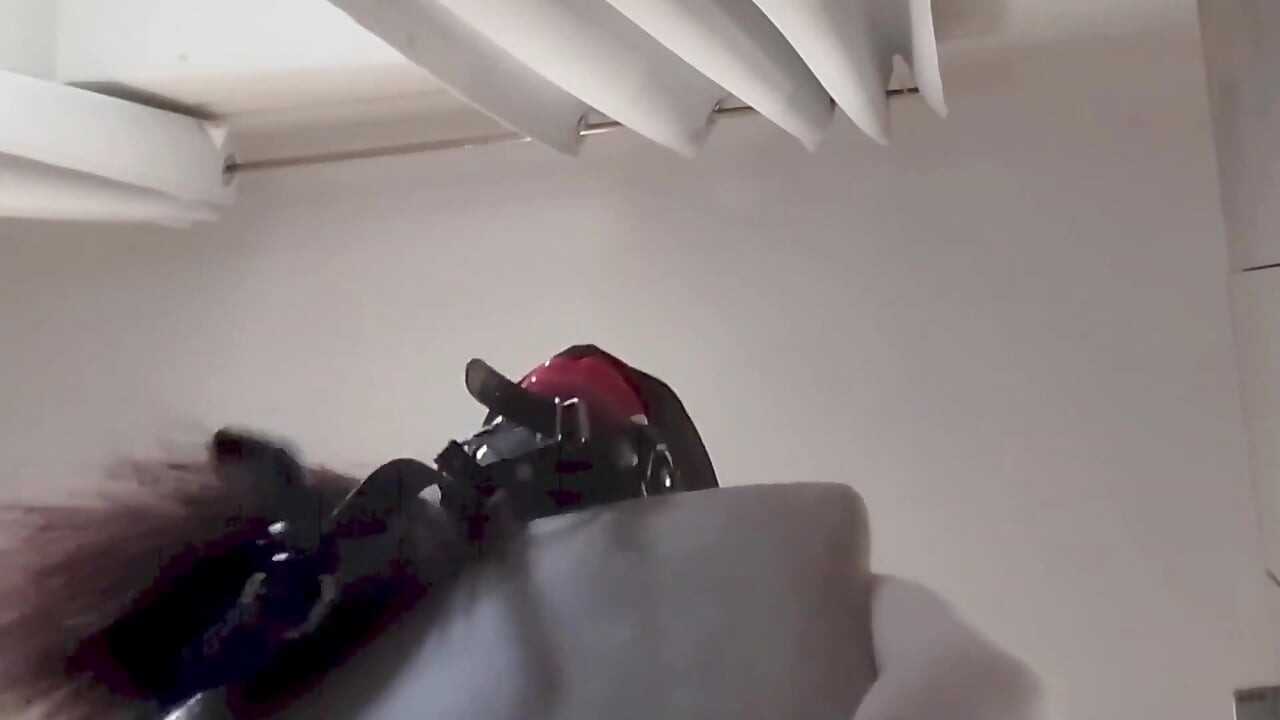 42 minutos de MILF atada a una silla siendo follada a cuatro patas en su boca y coño.