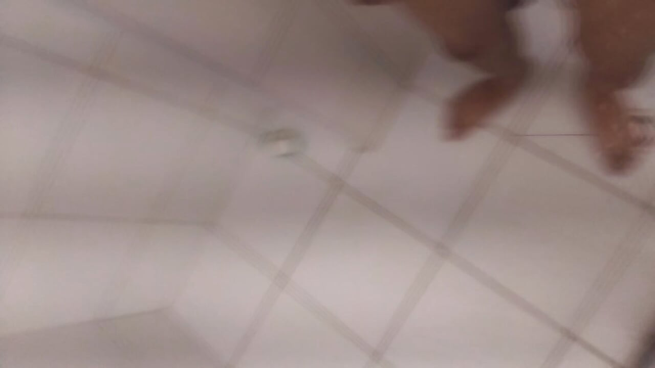 Tachinare senzuală la duș cu o pulă mare și tare care se învârte și se mângâie