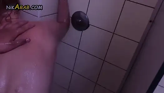 Blonde ehefrau betrügt im badezimmer mit ihrem arabischen liebhaber (übersetzt)