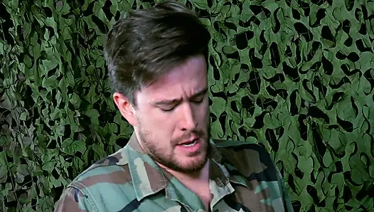 Brunette militarty pantat besar disetubuhi dan dicrot di muka dari kontol besarnya