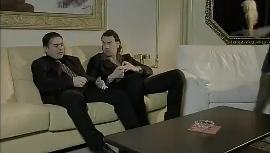 2 kontol ngaceng untuk pantat bahenol cewek hot rambut pirang ini