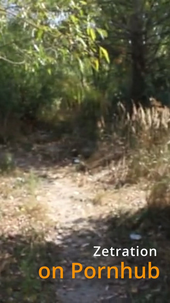 그녀는 순진한 척하지만, 그녀의 입은 그렇지 않으면 마스크 야외 POV BJ 말한다