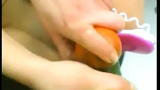 Pelacur dewasa berambut cokelat memakai stoking sambil mengebor lubangnya dengan makanan dan lilin besar