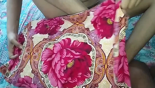 Adik tiriku yang lebih muda memasukkan minyak kelapa ke dalam kondom silikon dan duduk di kontol tebal seperti kudaku, lalu aku bercinta dengan ganas.