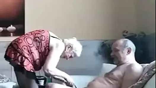 Une mamie de 72 ans chevauche pour avoir un orgasme