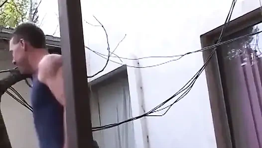 Sarışın zebra kanepede arkadan sikilirken iki adama sakso çekiyor
