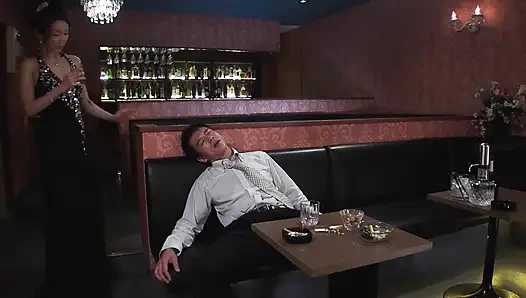 Dünne japanische MILF im pub mit riesigem creampie-finish verwüstet