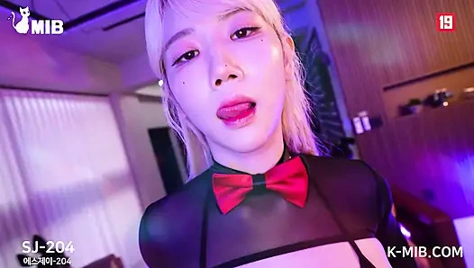 Корейского сексуального зайчика пригласили в секс в стране чудес