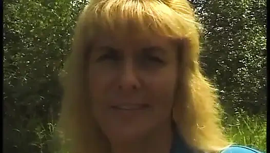 Cewek dewasa rambut pirang dengan memek berbulu bersenang-senang di luar ruangan