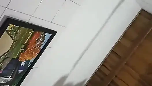 Ich betrüge meine freundin mit dieser göttlichen 18-jährigen brünette