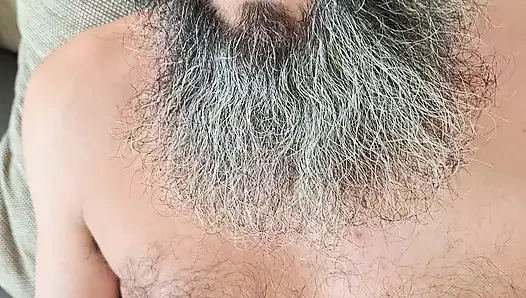 Tam sakallı erkek arkadaşım mastürbasyon yapıyor ve büyük bir yük fışkırtıyor
