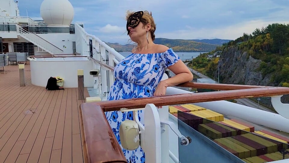 Enorme amante peituda quinta-feira Sua madrasta adora ficar em público em um navio de cruzeiro entre filmar novos conteúdos em sua cabine