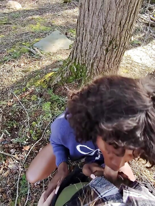 Cruising för Girlcock in the Woods POV