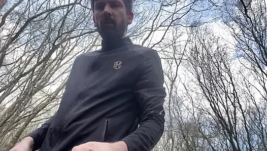 Ormanda orta yaşlı seksi kadın - azgın olgun sürtük ile açık havada riskli dölleme