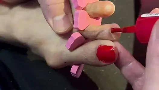 4.5 beden ayaklarını boyatıyor