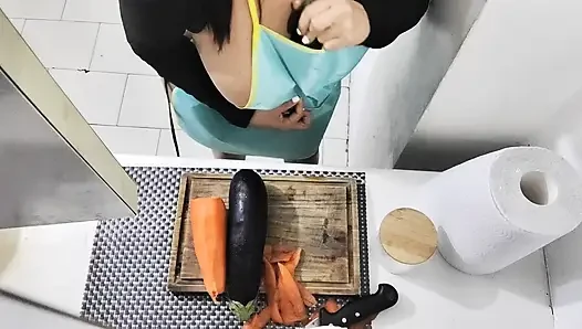 Ich schiebe eine riesige gurke in mein hungriges arschloch - fetisch