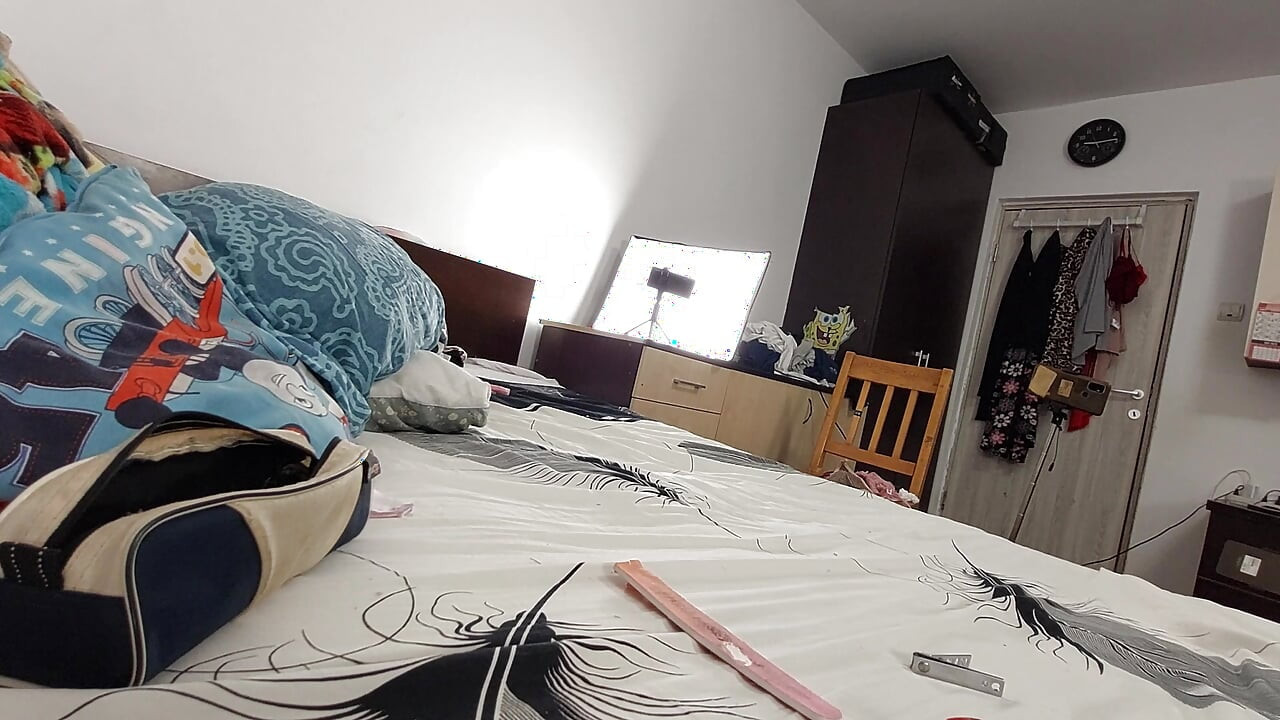 Amaterska MILF radi jogu gola, dlakava pička, velika guza, velike sise. Seksi Latina s dlakavom, velikom, velikom guzicom.