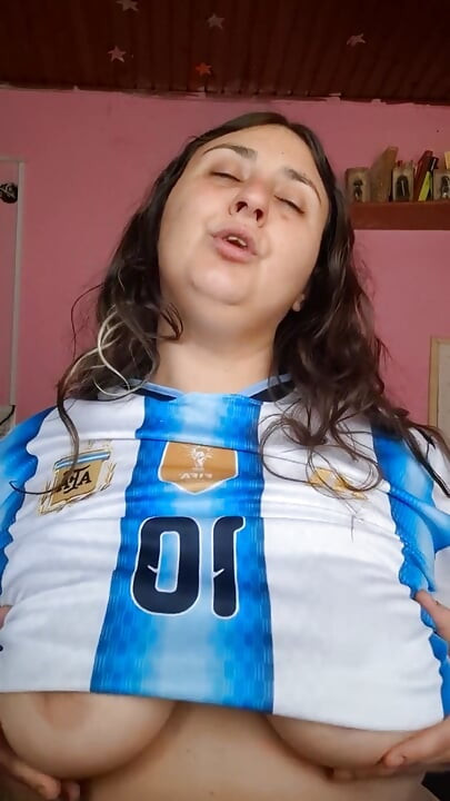 Puta argentina dando el paja de tetas más descuidada mientras habla pura inmundicia de tu esposa