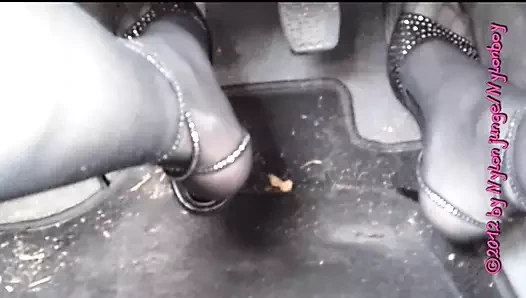 Data Breakdown porn video – Car Breakdown in Fine Pantyhose