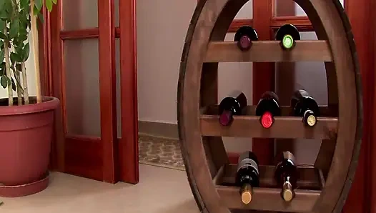 Sarışın lezbiyen ıslak amında vibratörle tek başına seks yapıyor