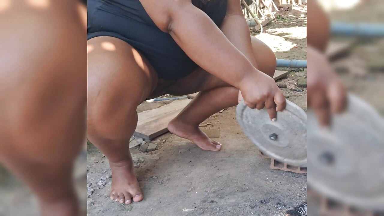 Vizinha gostosa prepara o almoço no quintal e mostra sua buceta ao ar livre