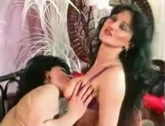 Si jalang berbulu lebat dan teman lelaki miang menjemput si jalang untuk mff bertiga panas