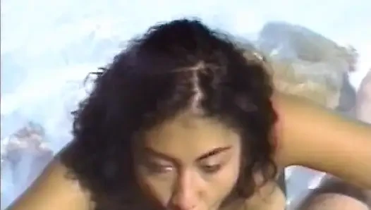 Mükemmel Fransız genç kız havuzda yarak emiyor