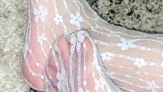 Массаж ступней в сексуальных носках с руками в перчатках