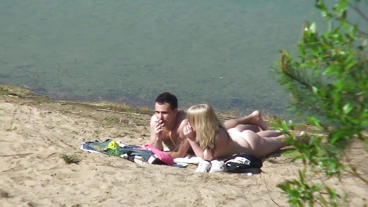 Si jalang kecil memerlukan zakar besar di luar rumah!