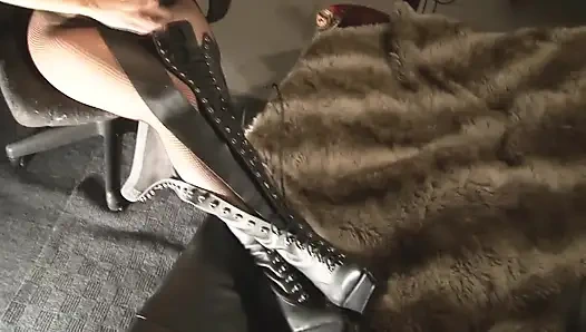 Yeni deri kalça yüksek çizmelerimi bağlıyorum - hd!