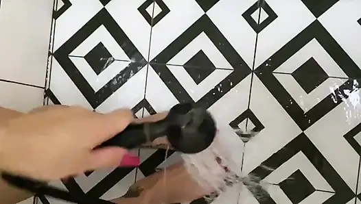 Иди в душ, чтобы развлечься. Больше ступней для тебя